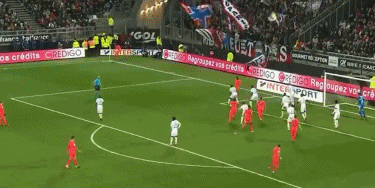 曼城对阵水晶宫，争夺英超争四及争冠席位，双方势均力敌，比赛充满看点。（曼城VS水晶宫：英超争冠／争四焦点对决，双方旗鼓相当，看点十足）