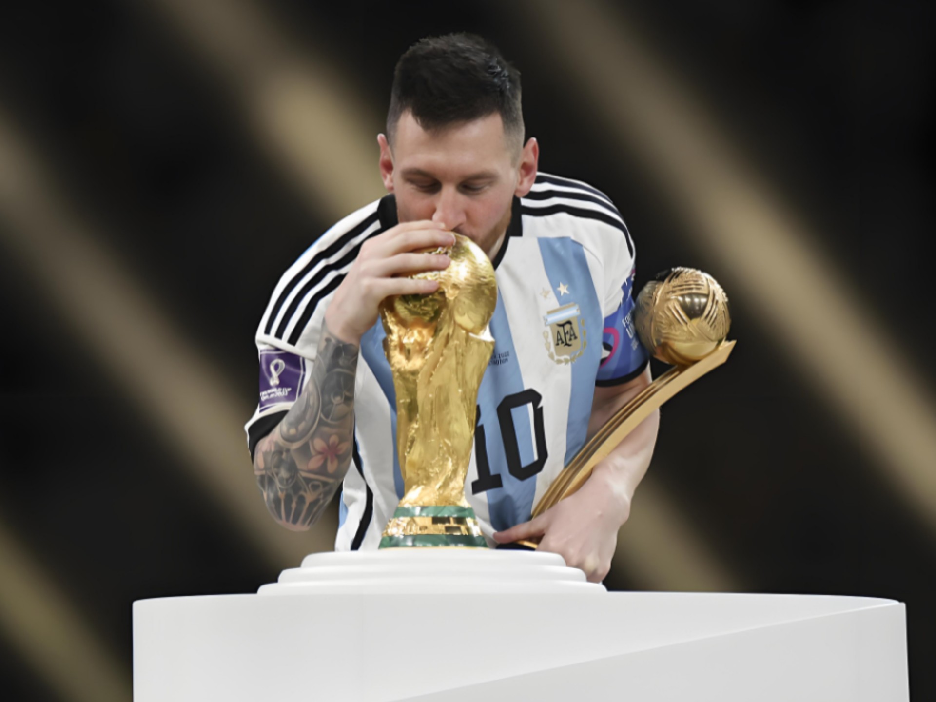 豪取16连胜，孔帕尼在客胜巴黎后与球员一同庆祝胜利（做客巴黎告捷，孔帕尼率队同庆，豪取16连胜）