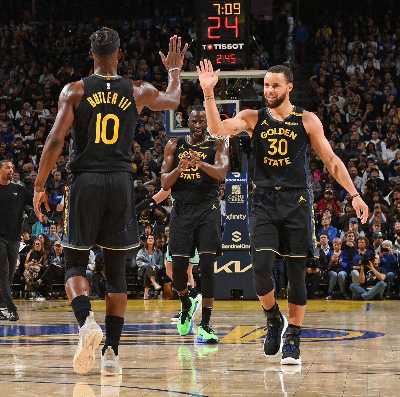 伊涅斯塔造访巴萨训练基地，与佩德里、亚马尔等人合影（伊涅斯塔探访巴萨训练基地，与佩德里、亚马尔等合影留念）