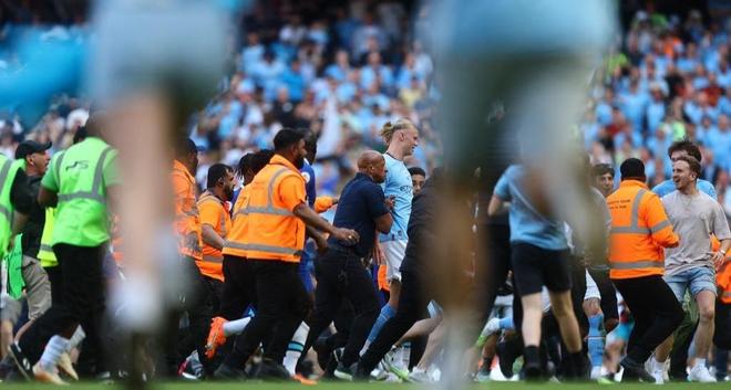 足球国足忙碌备战，训练场加练至夜晚（国足全力备战，训练加练到深夜）