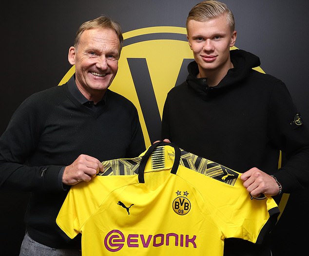 枯坐90分钟 33岁萨拉赫暗示离队 炮轰斯洛特：背信弃义一脚踹开我