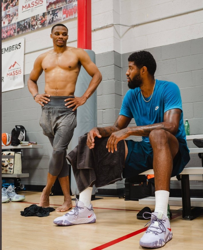 在科蜜们心中，2K4就是科比的签名鞋对吗？（在科比球迷眼里，2K4就等同于他的签名鞋吗？）